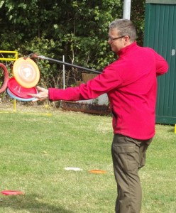 Holger zeigt: Frisbee für Rückenkranke :)